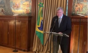 Bolsonaro cita Nestor Forster para o lugar de Eduardo em embaixada