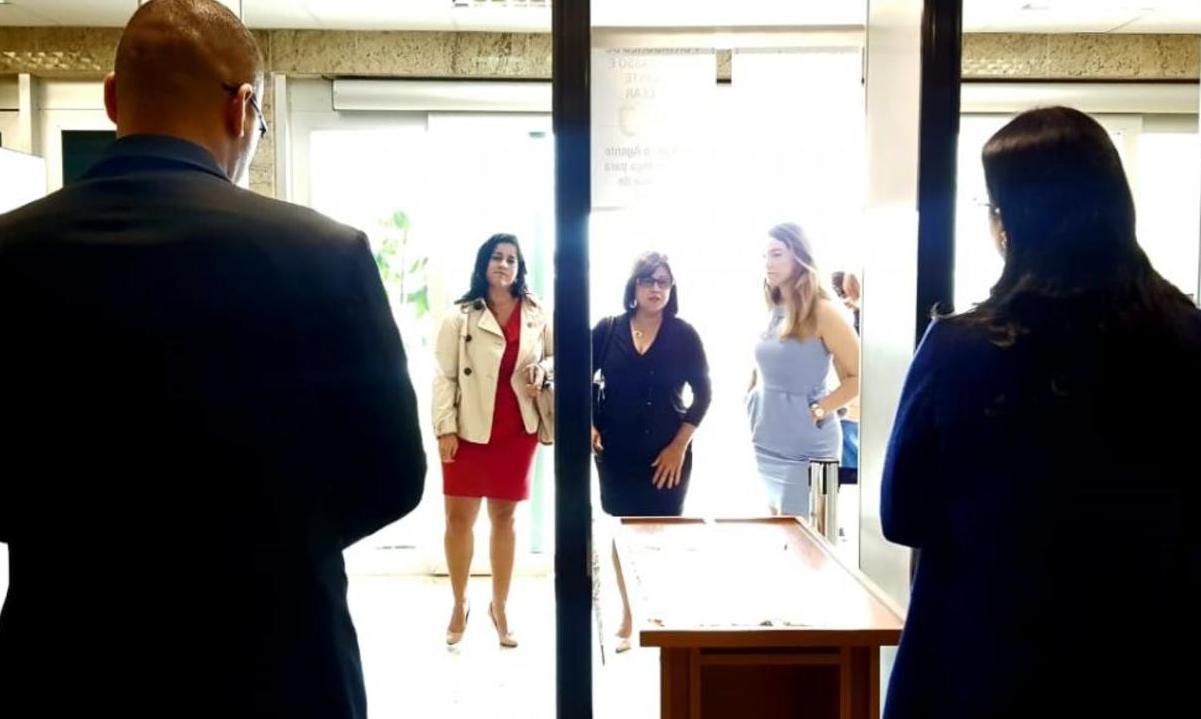 OAB-RJ denuncia juíza que mede saia de advogadas com régua