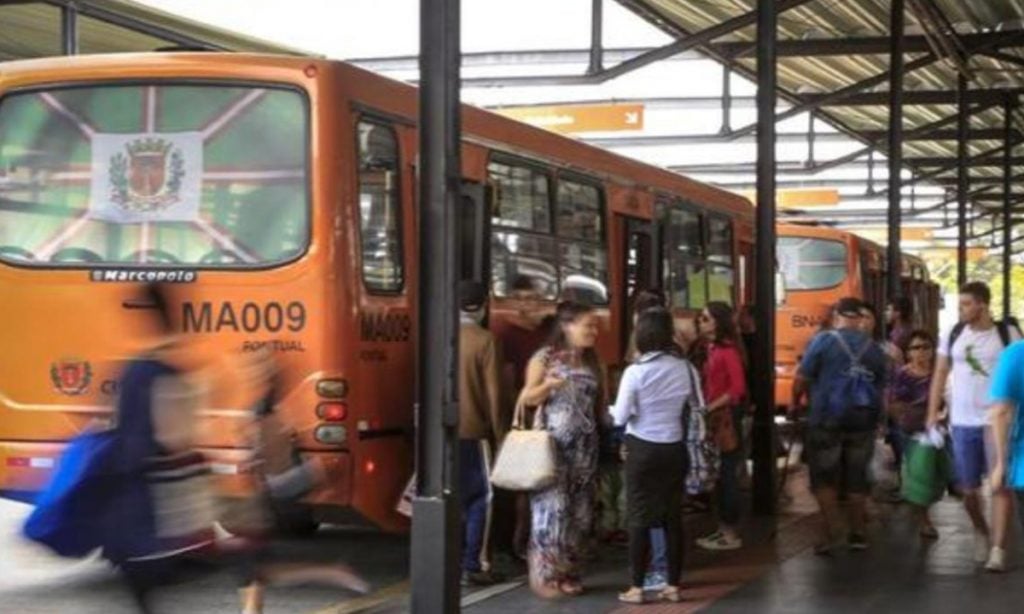 Decisão de reduzir tarifas de ônibus em Curitiba é paliativa, mas pedagógica