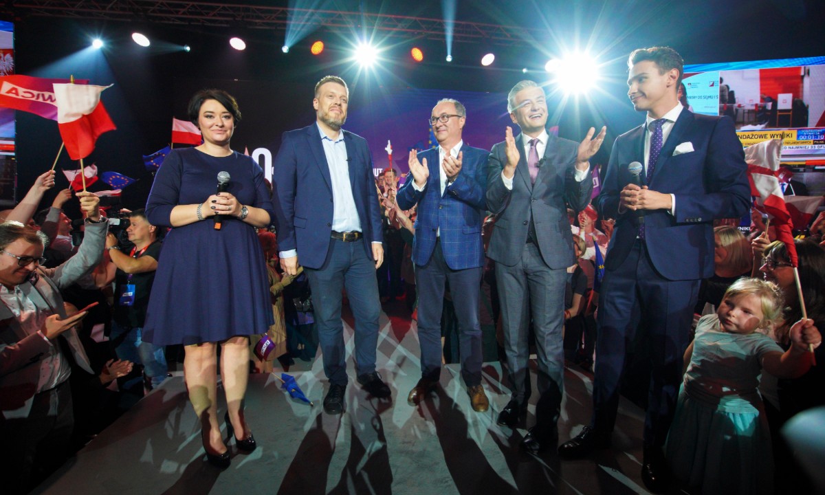 Políticos poloneses comemoram vitória nas eleições parlamentares de 2019 - Foto: Jaap Arriens/AFP 