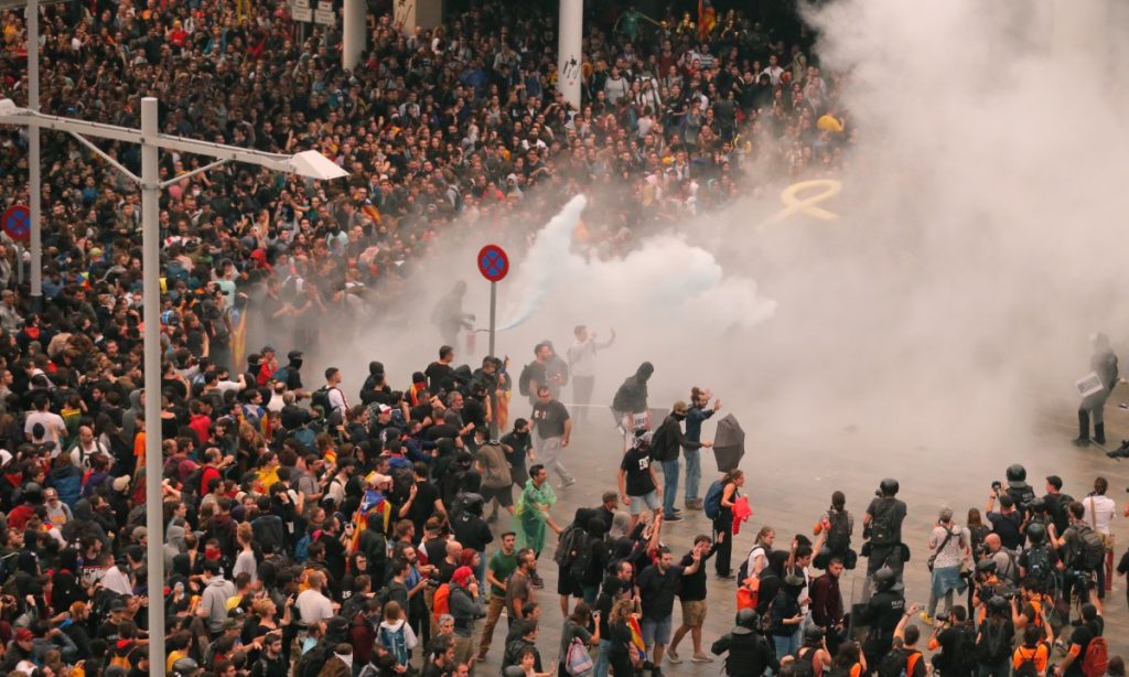 População toma ruas de Barcelona após condenação de independentistas