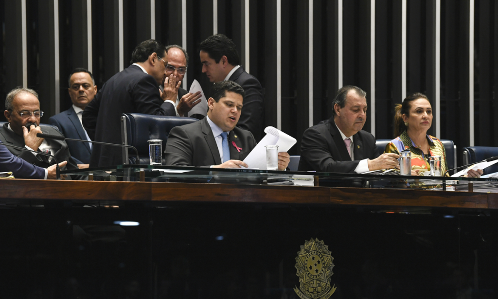 Previdência: Senado mantém abono para quem ganha dois salários