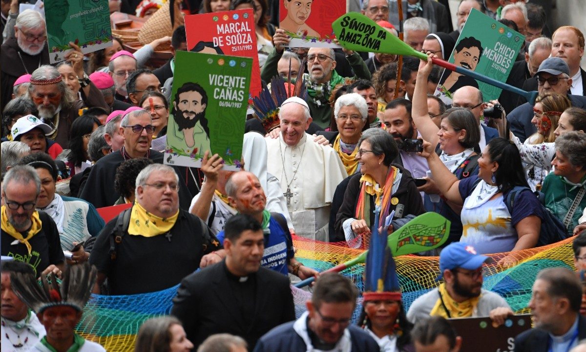 Representantes de grupos étnicos da Amazônia participam de procissão com o papa Francisco no Vaticano, onde acontece o Sínodo da Amazônia (Foto: Andreas SOLARO / AFP)