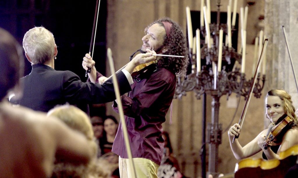 Ricardo Herz executa obras para cordas com orquestra feminina de Cuba