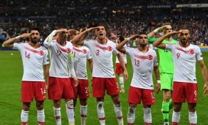 Jogadores turcos batem continência para apoiar ofensiva na Síria