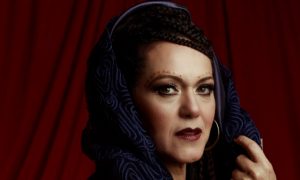 Universal em sua mineirice, cantora Ceumar celebra 20 anos de carreira