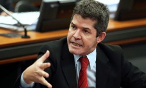 Líder do PSL diz que Bolsonaro ofereceu cargos para beneficiar filho