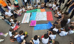 Estudantes e famílias protestam contra venda de terrenos de escolas em SP