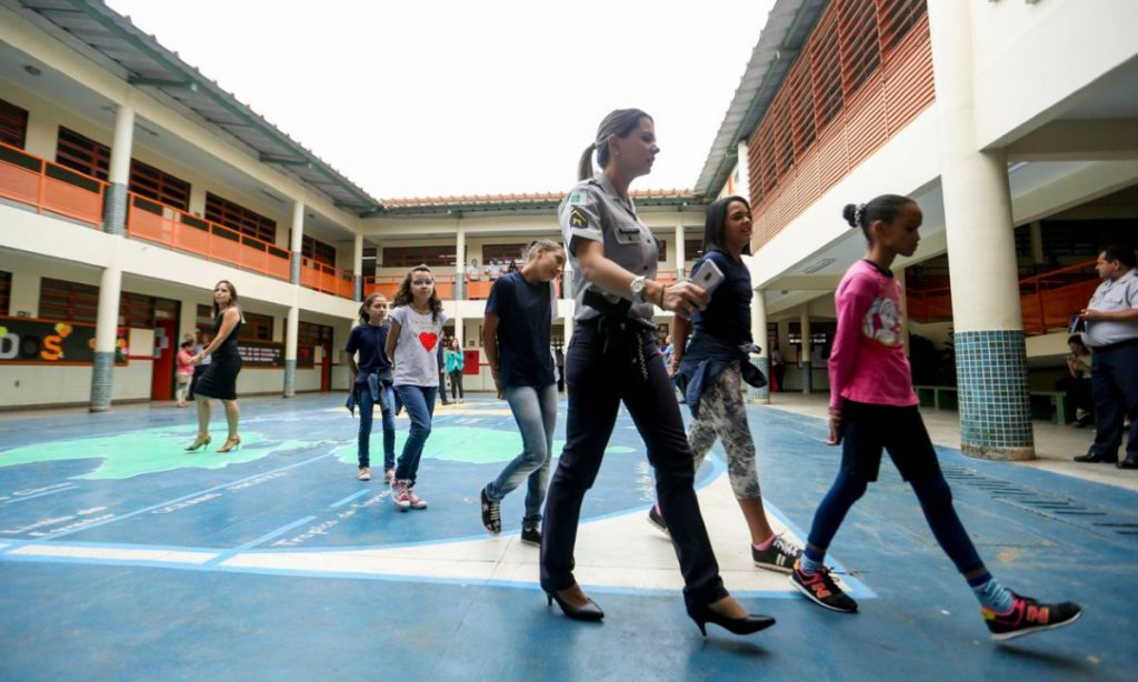 Ensino de tempo integral e a indução de desigualdades educacionais em SP