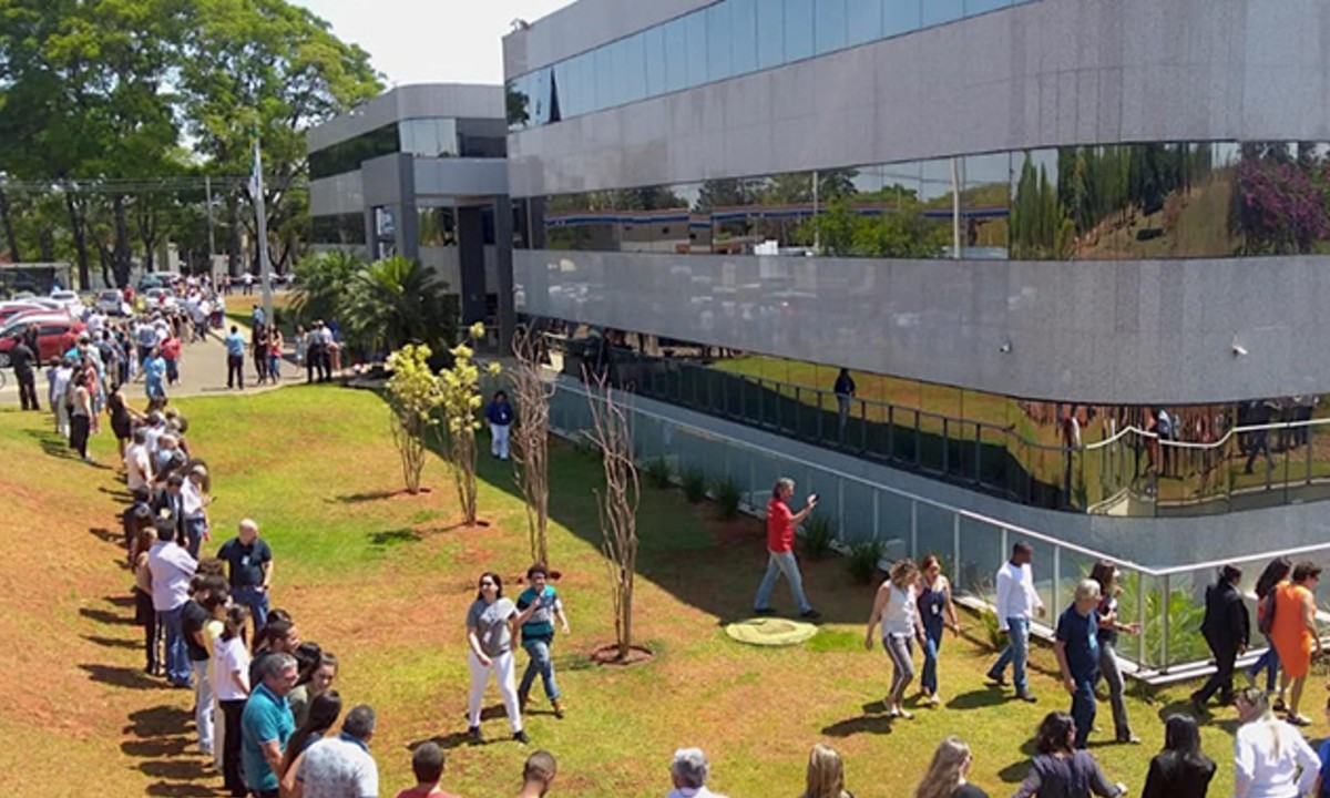 Pesquisadores deram um abraço simbólico no prédio do CNPQ, em Brasília, contra proposta de fusão do governo. Créditos: Foto: SindGCT/Divulgação 
