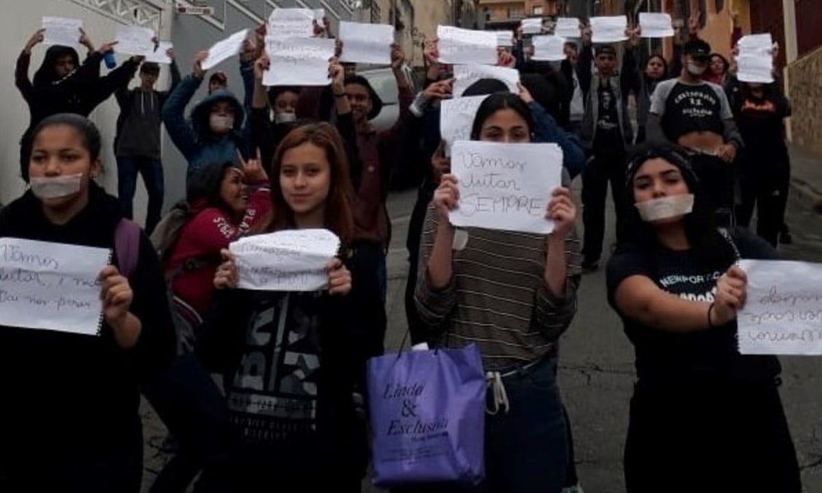  Estudantes da escola estadual Albino César paralisaram as aulas em protesto contra o programa do governo. Crédito: Reprodução