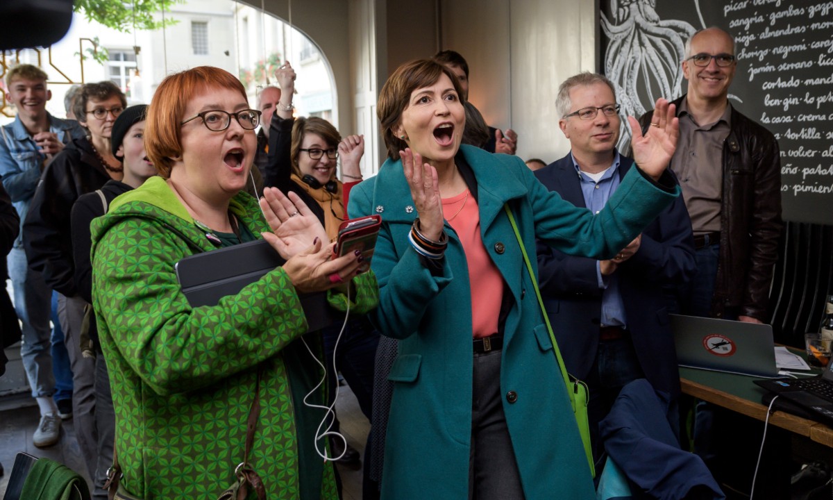 Presidente do Partido Verde, Regula Rytz (D), reage ao resultado da eleição na Suíça - Foto: Fabrice Coffrini/AFP 