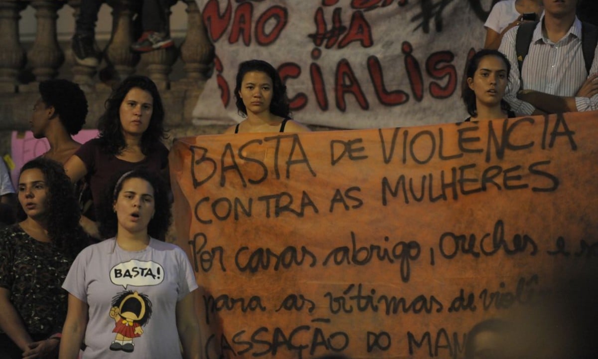 Mulheres seguram cartaz em protesto contra a violência contra as mulheres. (Foto: Fernando Frazão/Agência Brasil) 
