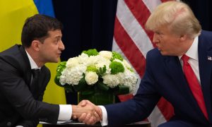 Diplomatas dos EUA pressionaram Ucrânia para beneficiar Trump