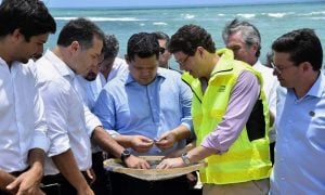 Presidente em exercício, Davi Alcolumbre anuncia MP para limpar praias do Nordeste