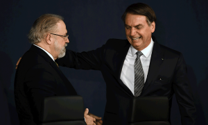 Bolsonaro pode decidir sobre isolamento, diz Augusto Aras