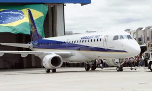 Embraer volta a lucrar em 2023 graças a resultados do 4º trimestre