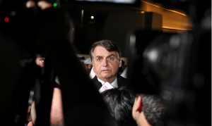 Bolsonaro quebra tradição diplomática e não cumprimenta Fernández