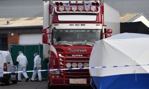 Polícia encontra 39 corpos em caminhão no Reino Unido