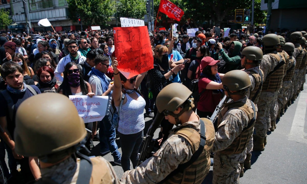 Manifestantes encaram polícia em frente ao Congresso do Chile (Foto: Javier Torres/AFP) 