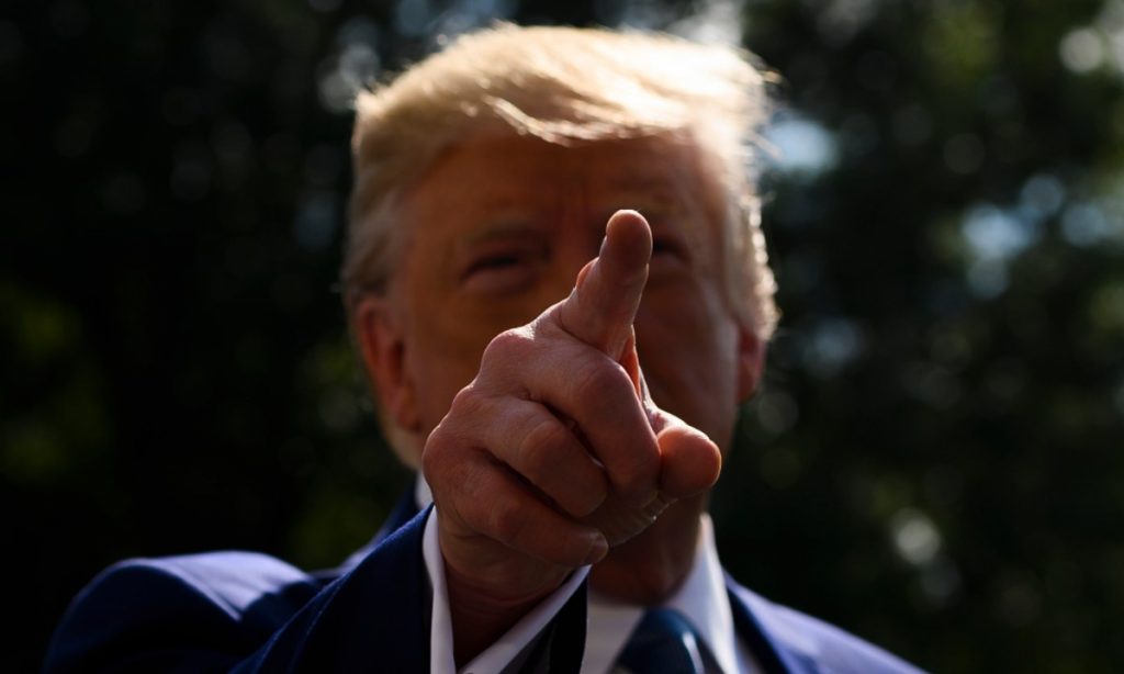 Trump diz para pessoas ficarem em casa após estimular que EUA voltem ao trabalho