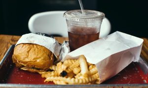 Há duas vezes mais obesos do que subnutridos no mundo, diz OCDE
