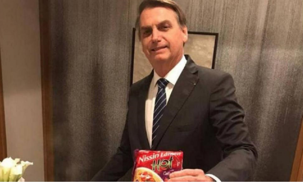 Le Monde analisa motivações por trás de ‘Bolsonaro, o presidente-miojo’