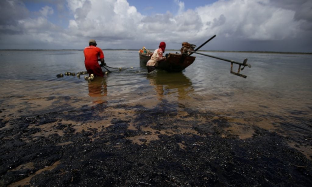 Mancha de petróleo se espalha em meio à inoperância de Bolsonaro
