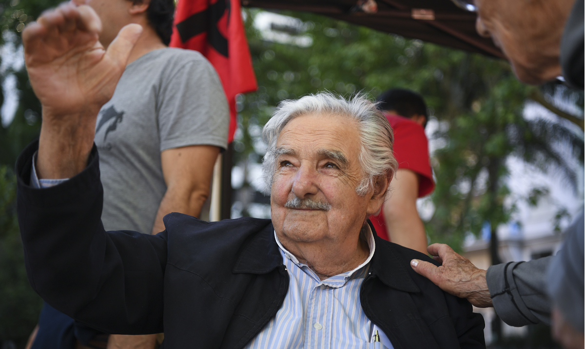 Mujica vive ‘momento mais difícil’ de tratamento para câncer, afirma sua esposa