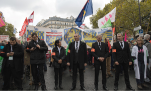 Em Paris, conservadores protestam contra reprodução assistida