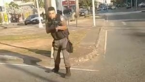 Policial agride e ameaça jovem em marcha após morte por bala perdida