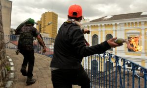 Equador ordena toque de recolher em Quito para conter protestos