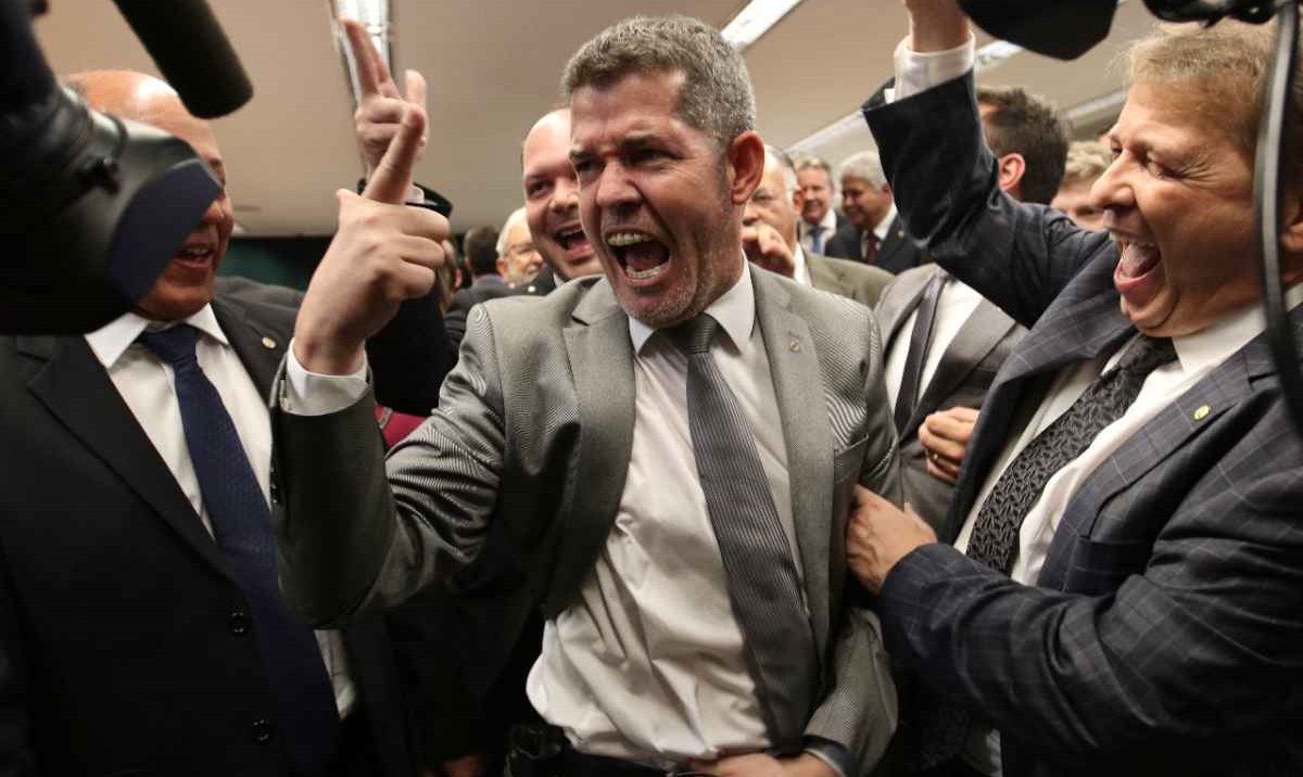 Em derrota de Bolsonaro, Câmara mantém Delegado Waldir como líder do PSL