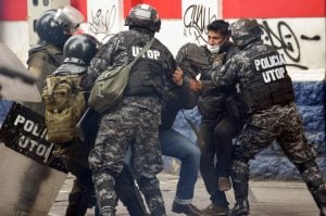 Dito provisório, novo governo persegue opositores na Bolívia