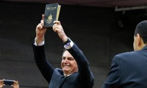 Católicos rejeitam Bolsonaro, evangélicos ainda o toleram, diz pesquisa
