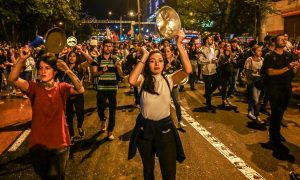 Colombianos desafiam toque de recolher após mais um dia de protestos