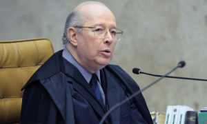 Bolsonaro age como ‘monarca presidencial’, diz Celso de Mello