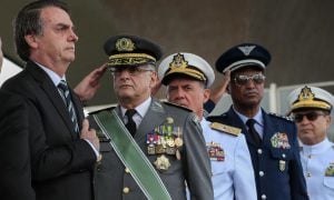 Esforço de Bolsonaro para controlar Forças Armadas traz preocupação à democracia, dizem políticos