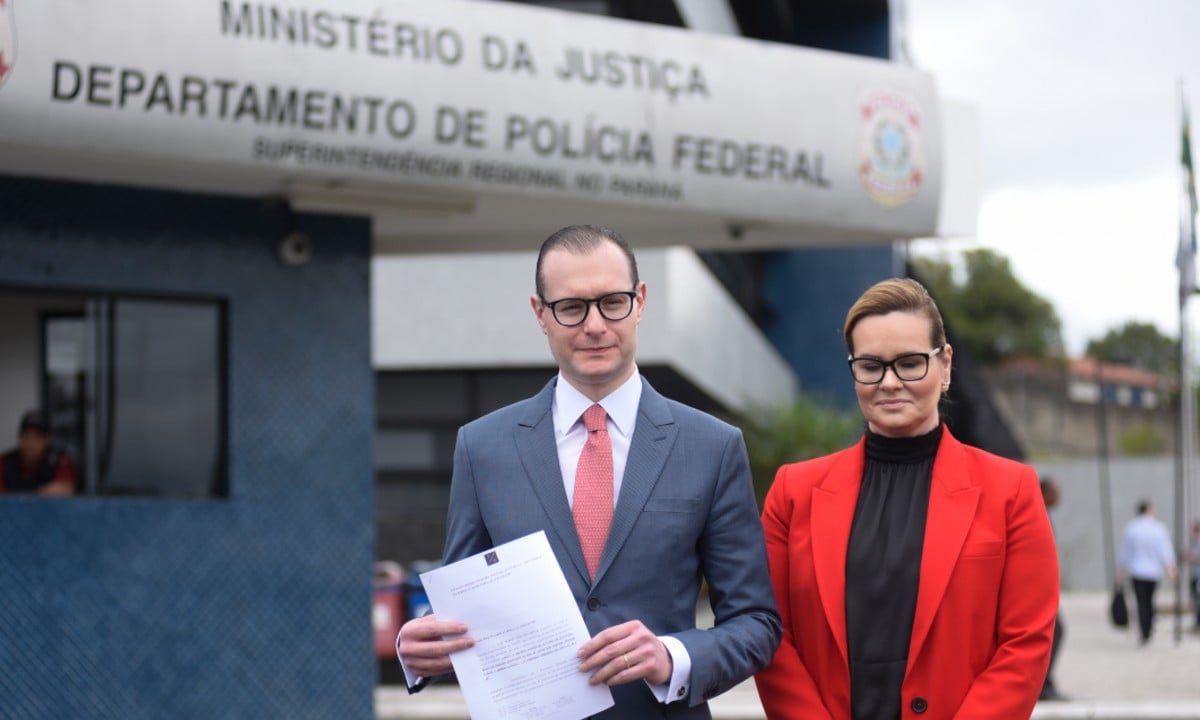 Os advogados do ex-presidente Cristiano Zanin e Valeska Teixeira mostram a petição para a liberdade imediata de Lula (Foto: HENRY MILLEO / AFP) 