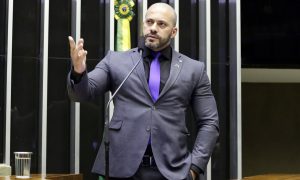 Por 364 a 130, Câmara mantém preso o bolsonarista Daniel Silveira