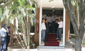 Defensores de Juan Guaidó deixam embaixada da Venezuela após invasão
