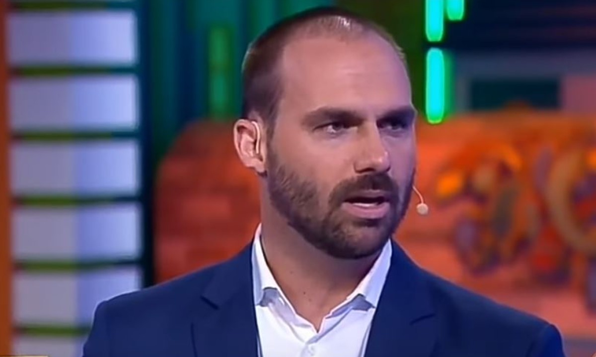 “O Carlos, para mim, é um herói”, diz Eduardo Bolsonaro sobre o irmão