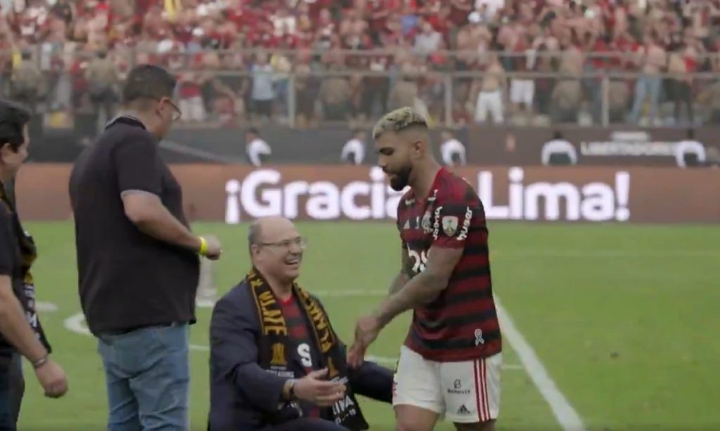 Gabigol deixa Witzel de joelhos em comemoração do título