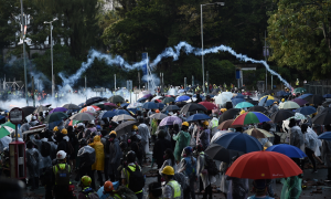 Hong Kong tem protestos em campus e policial ferido por flecha