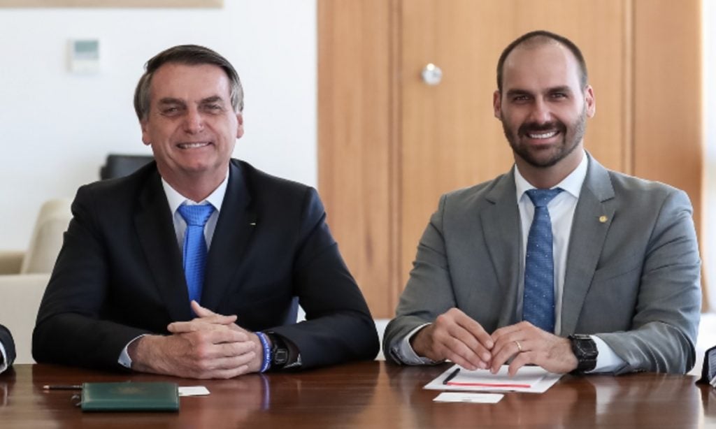 Punição a Eduardo sobre AI-5 é perseguição política, diz Bolsonaro