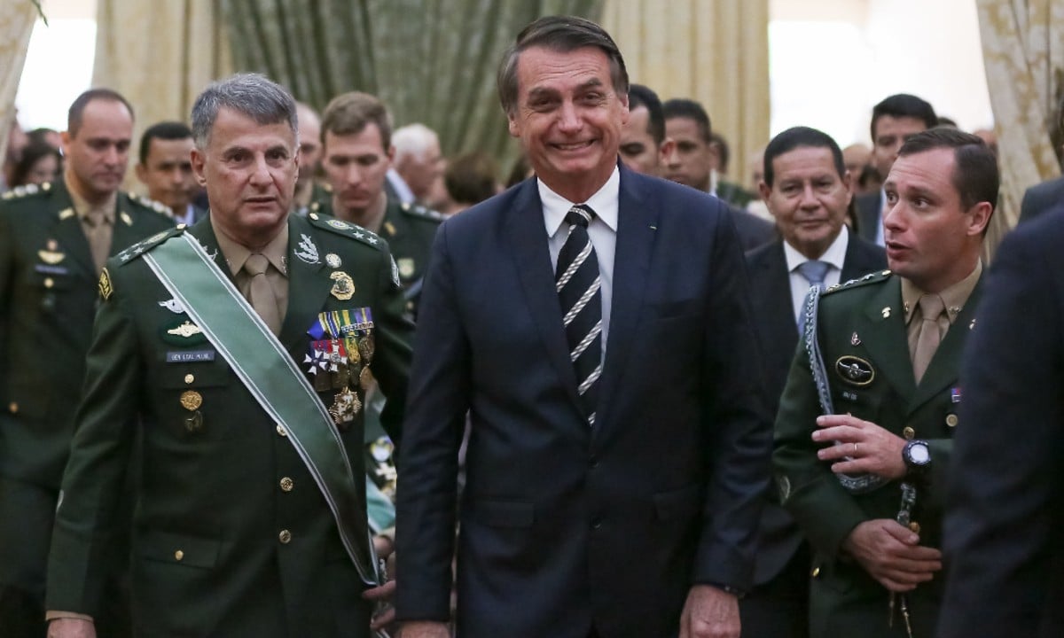 Para matricular filha de Bolsonaro, Exército muda status militar do presidente