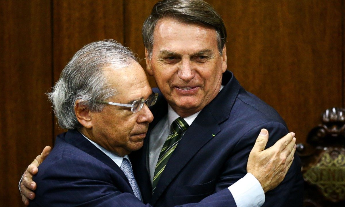 Paulo Guedes e Jair Bolsonaro se abraçam após entrega da PEC do Pacto Federativo no Senado (Foto: Marcelo Camargo / Agência Brasil)
