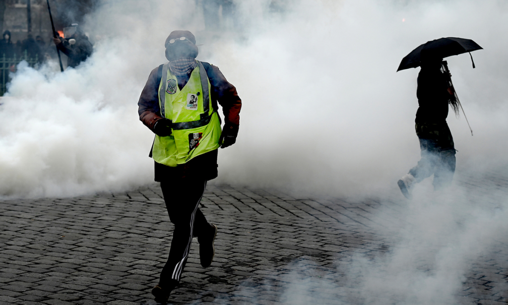 Protestos, prisões e gás lacrimogêneo no 1º ano dos “coletes amarelos”