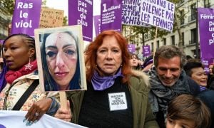 Mulheres tomam ruas da França em protesto contra violência e feminicídio
