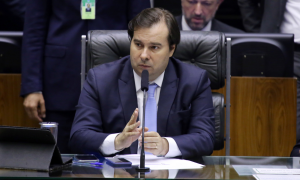 Rodrigo Maia cria CPI para apurar manchas de óleo no Nordeste